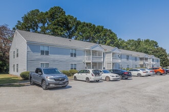 Four Oaks Apartments in Florence, SC - Foto de edificio - Building Photo