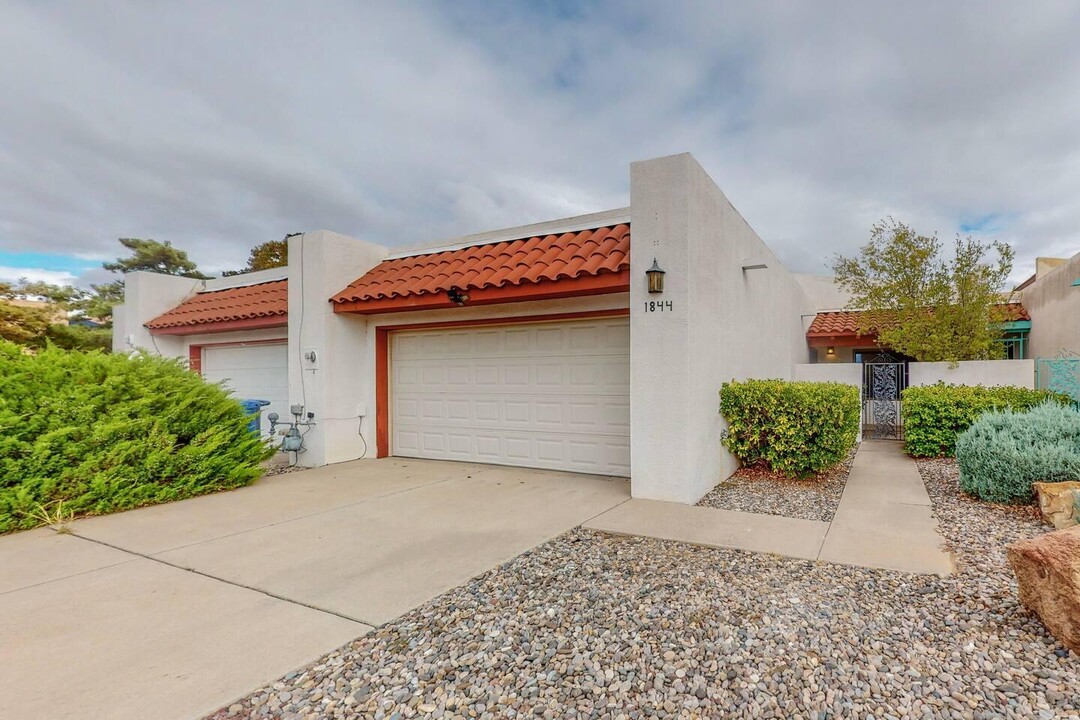 1844 Dartmouth Dr NE in Albuquerque, NM - Building Photo