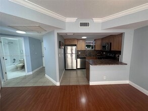 8290 Lake Dr, Unit 502 in Doral, FL - Building Photo - Building Photo