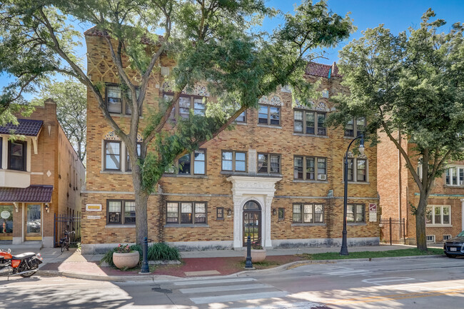 Estelle Apartments in Milwaukee, WI - Foto de edificio - Building Photo