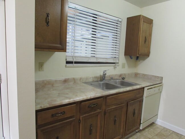 3233 Lakeside Dr, Unit 102 in Grand Junction, CO - Building Photo - Building Photo