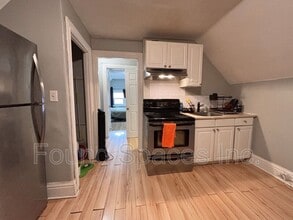 76 Sanford Ave S in Hamilton, ON - Building Photo - Building Photo