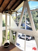 8437 Ridpath Dr in Los Angeles, CA - Building Photo