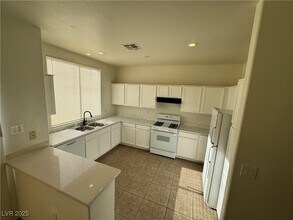 2721 Pan Pacific Rd in Las Vegas, NV - Foto de edificio - Building Photo