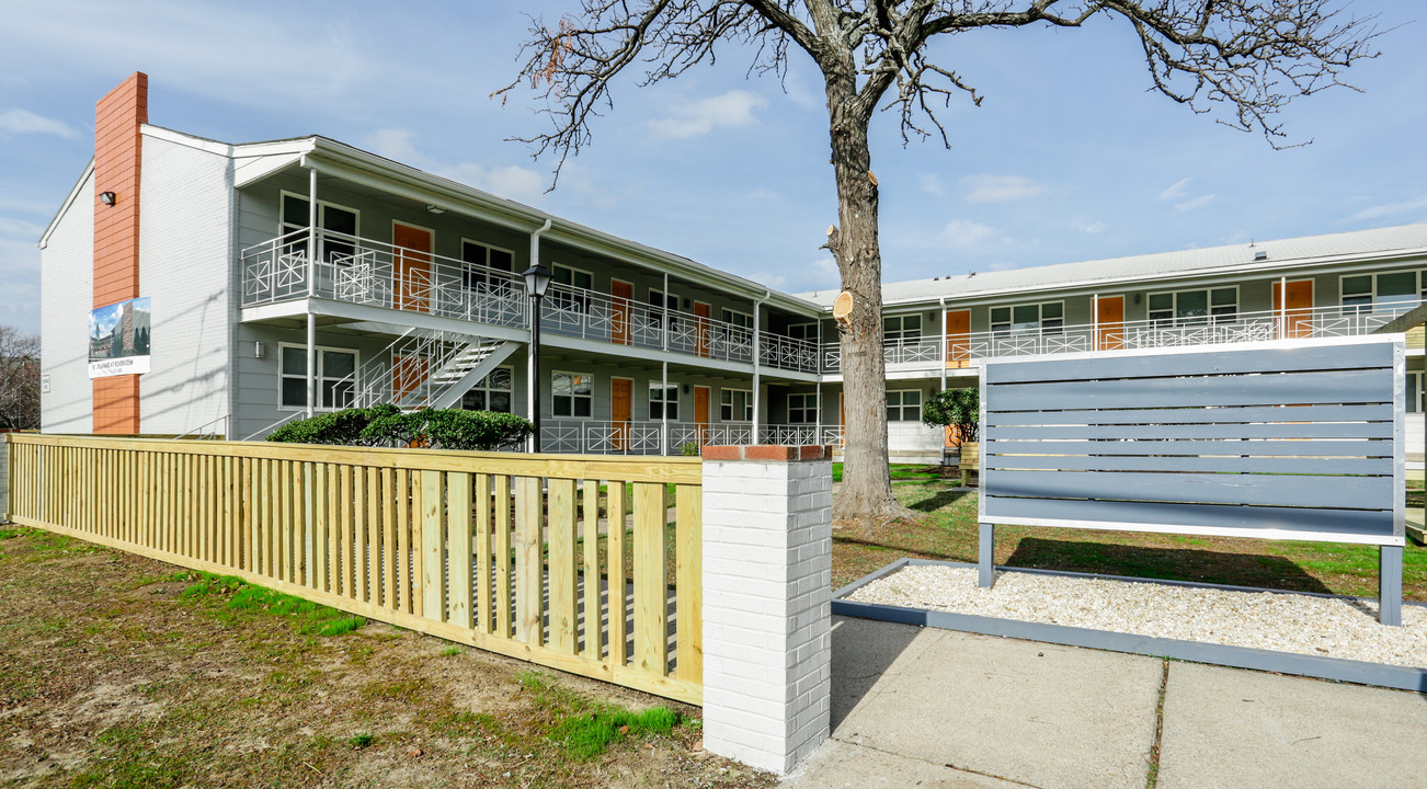 Delaware Plaza Apartments in Norfolk, VA - Building Photo