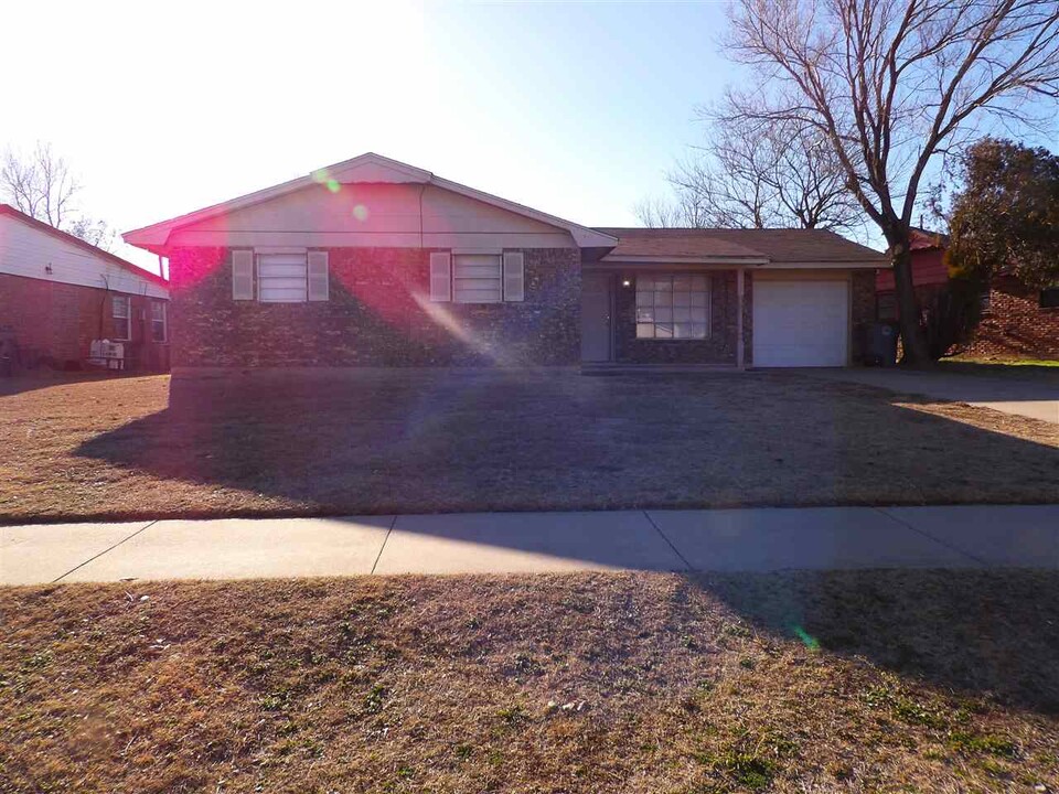 3210 NE Cimarron Trail in Lawton, OK - Building Photo