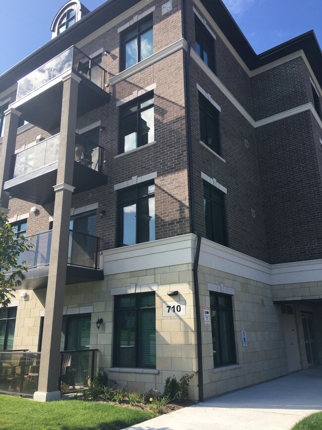 710 King St W in Oshawa, ON - Building Photo - Building Photo