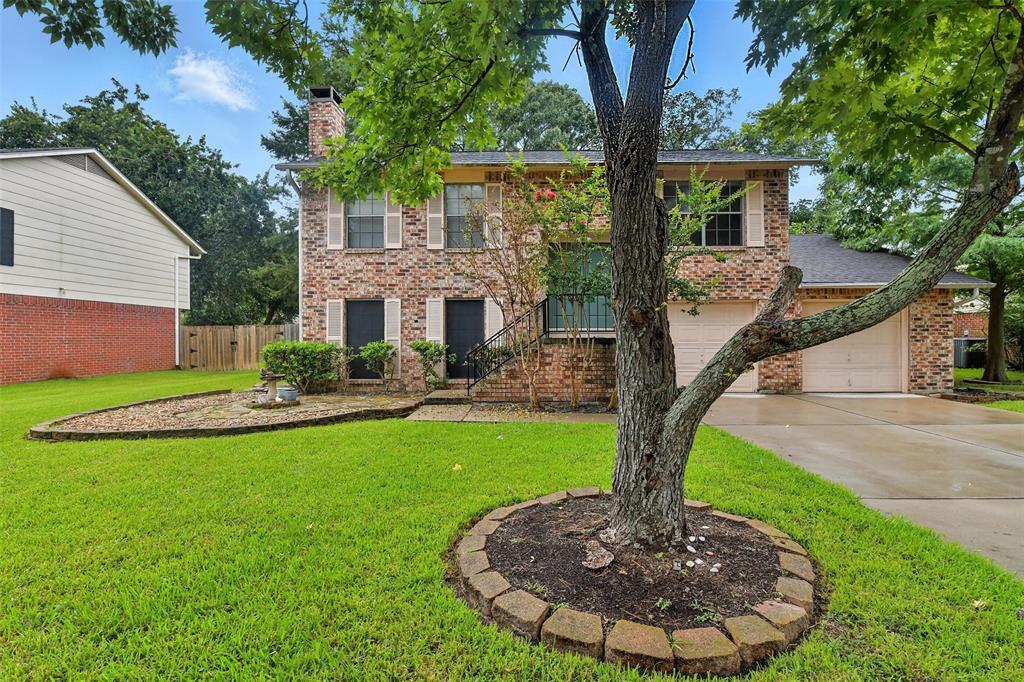 329 Gleneagles Dr in Friendswood, TX - Building Photo