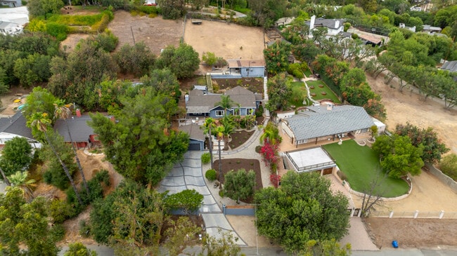 19419 Oxnard St in Tarzana, CA - Building Photo - Building Photo