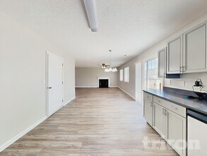 1135 Edinburgh Dr in Jamestown, NC - Foto de edificio - Building Photo