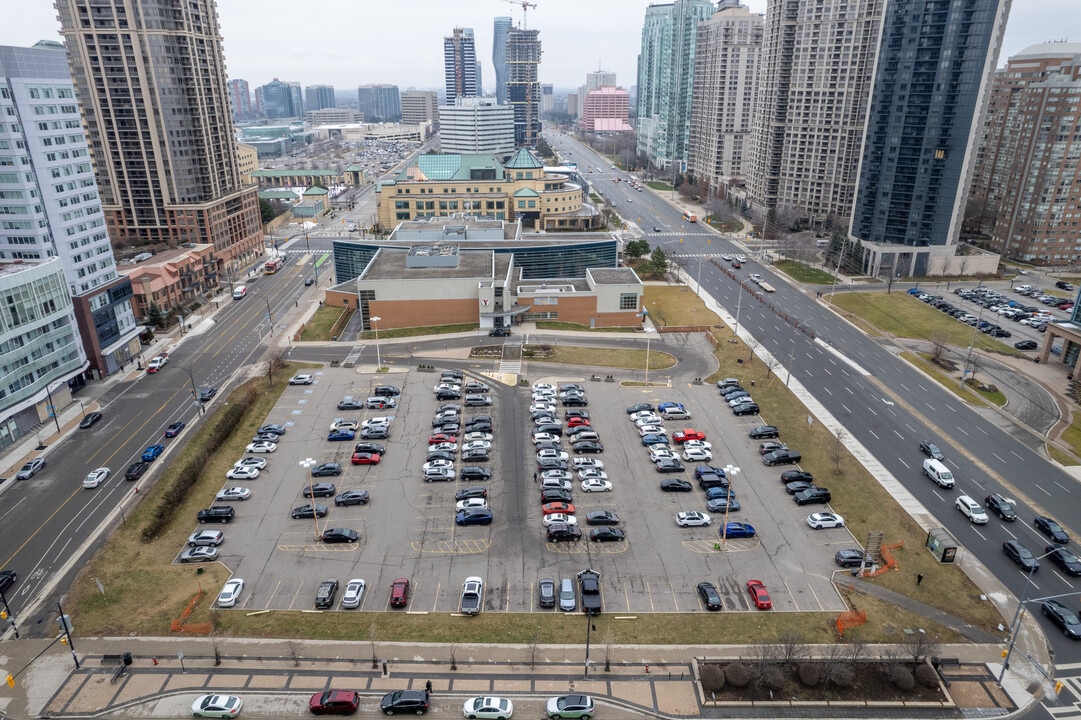 329 Burnhamthorpe Rd W in Mississauga, ON - Building Photo