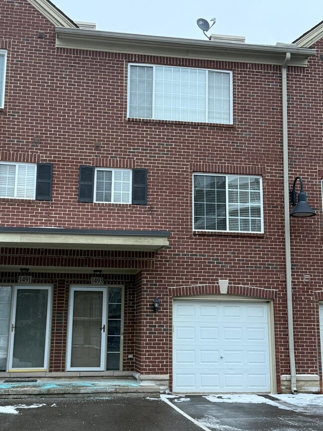 1493 Silverbrook Ridge Dr in Walled Lake, MI - Building Photo - Building Photo