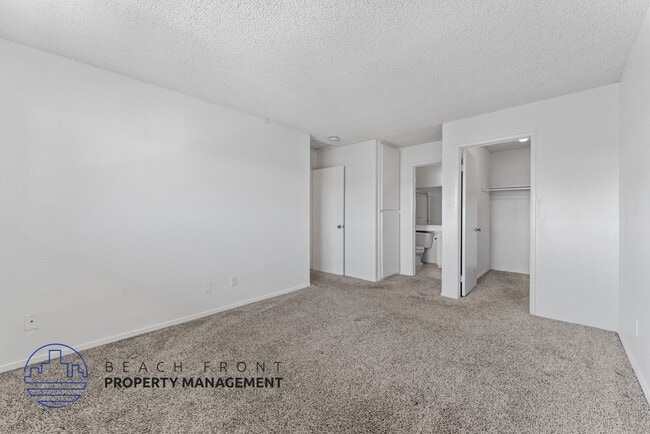 9842 Hamilton Ave. in Huntington Beach, CA - Foto de edificio - Building Photo