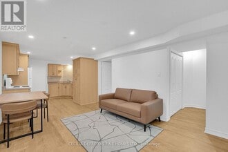 40 Venetian Crescent in Vaughan, ON - Building Photo - Building Photo