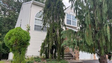 33 Kinglet Ave in Marlboro, NJ - Building Photo - Building Photo