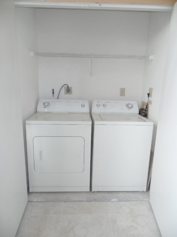 2880 N Oakland Forest Dr in Oakland Park, FL - Building Photo - Building Photo