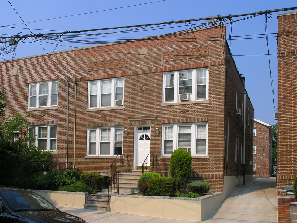 1726 Lurting Ave in Bronx, NY - Foto de edificio