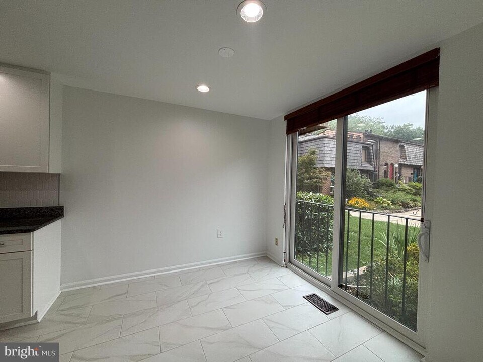 8022 Inverness Ridge Rd in Potomac, MD - Building Photo