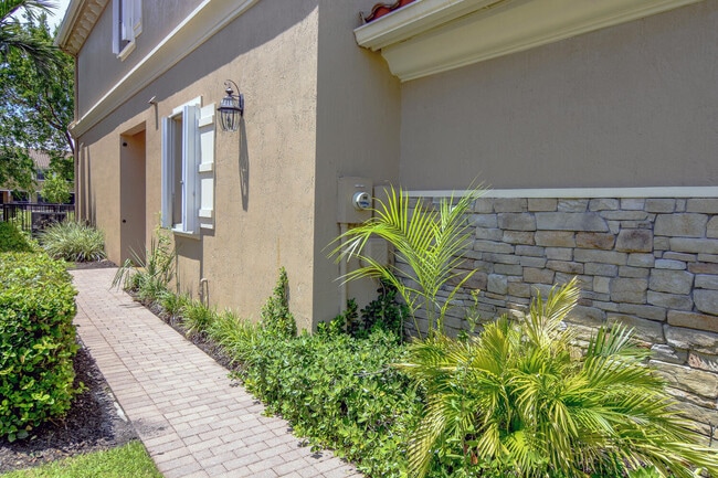 10373 Wellington Parc Dr in Wellington, FL - Building Photo - Building Photo