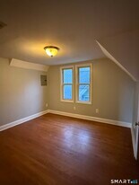 21 N Walnut St in Waterbury, CT - Building Photo