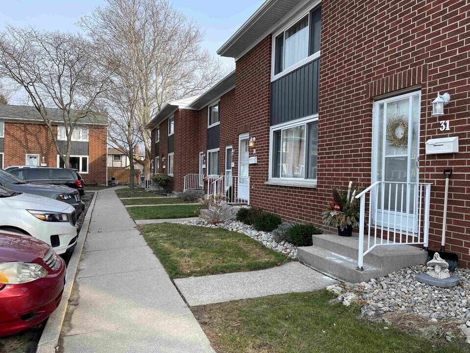 76 Olympus Ct in Sarnia, ON - Building Photo