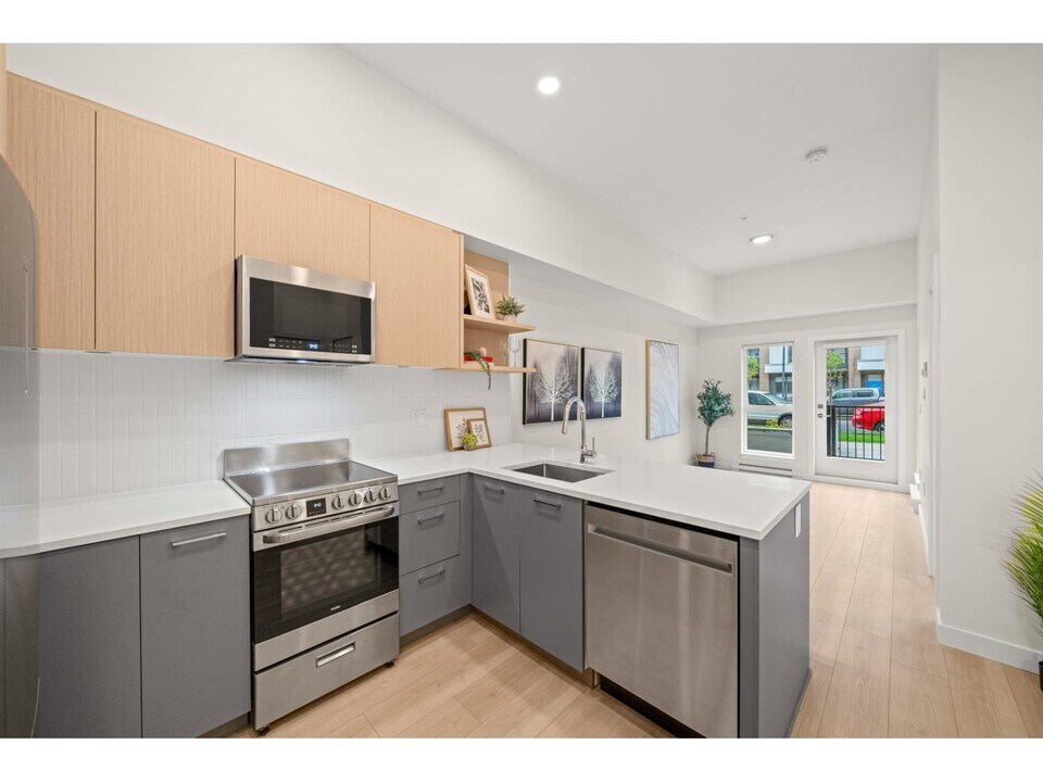 10777-10138 138 St in Surrey, BC - Building Photo