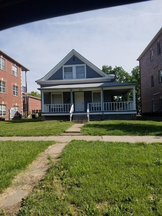 1014 Bluemont Ave in Manhattan, KS - Foto de edificio