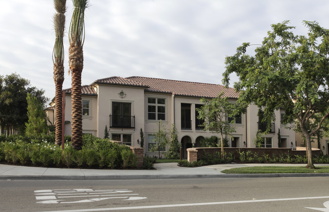 Woodbury Walk Apartment in Irvine, CA - Building Photo