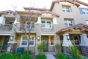 4523 Via Del Sol in Camarillo, CA - Building Photo