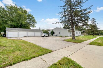 322 Cedar Crest Dr in Cedar Falls, IA - Building Photo - Building Photo