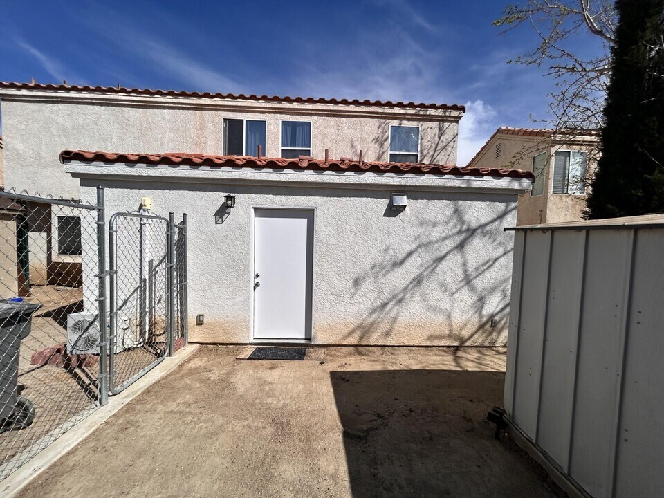 2138 Mark in Palmdale, CA - Building Photo