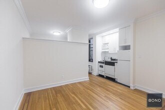 214 E 51st St in New York, NY - Building Photo - Building Photo