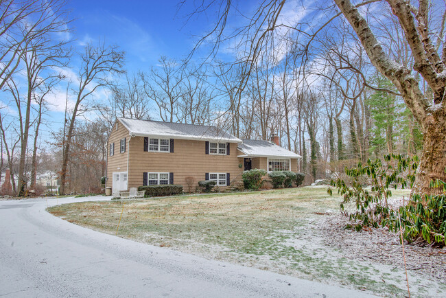 39 Whiffle Tree Ln in New Canaan, CT - Building Photo - Building Photo