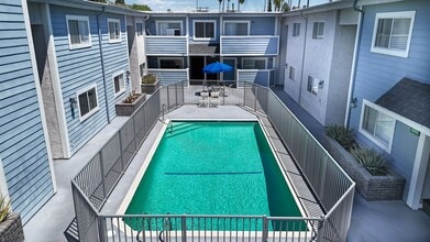 Sherman Way Apartments in Reseda, CA - Foto de edificio - Building Photo