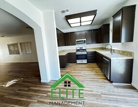 211 Rick Heinrich Cir in Sacramento, CA - Foto de edificio - Building Photo