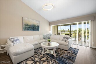 121 Gabriel Cir in Naples, FL - Foto de edificio - Building Photo