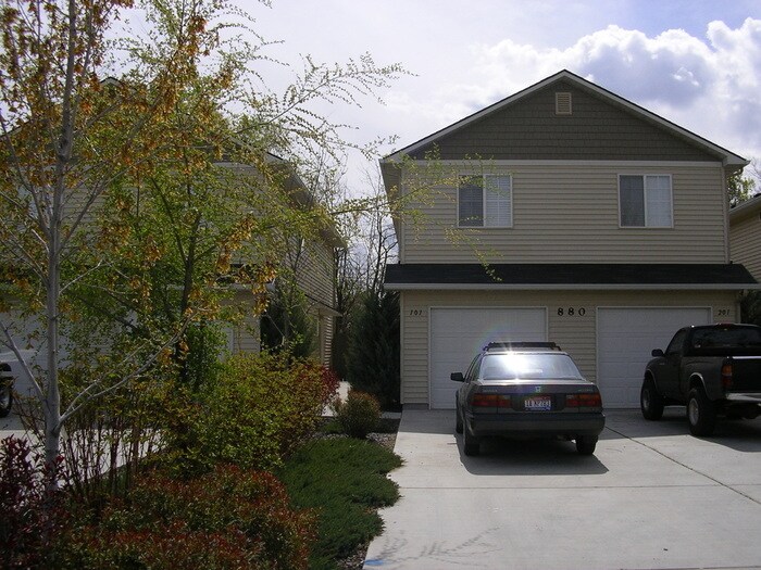880 N Whitewater Park Blvd in Boise, ID - Building Photo