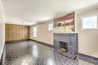2305 S Big Bend Blvd in Maplewood, MO - Building Photo - Building Photo