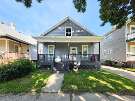 1033 Villa St in Racine, WI - Building Photo