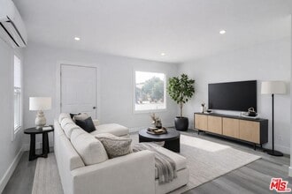 2303 W 30th St in Los Angeles, CA - Building Photo - Building Photo