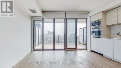 11 Wellesley St W in Toronto, ON - Building Photo - Building Photo