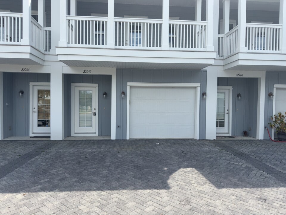 22942 Ann Miller Rd in Panama City Beach, FL - Foto de edificio