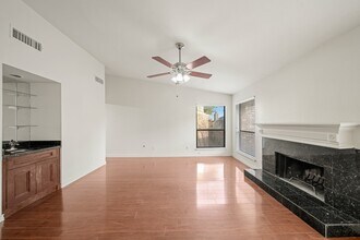 8100 Cambridge St in Houston, TX - Building Photo - Building Photo