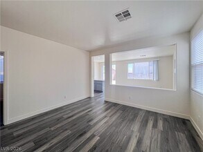 8913 Kingswood Dr in Las Vegas, NV - Building Photo - Building Photo