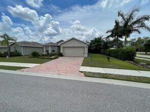 690 Hadley Pl E in Naples, FL - Building Photo - Building Photo