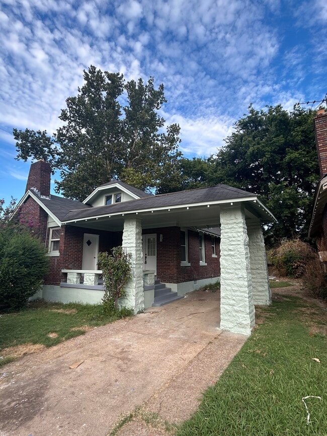 property at 910 N Evergreen St