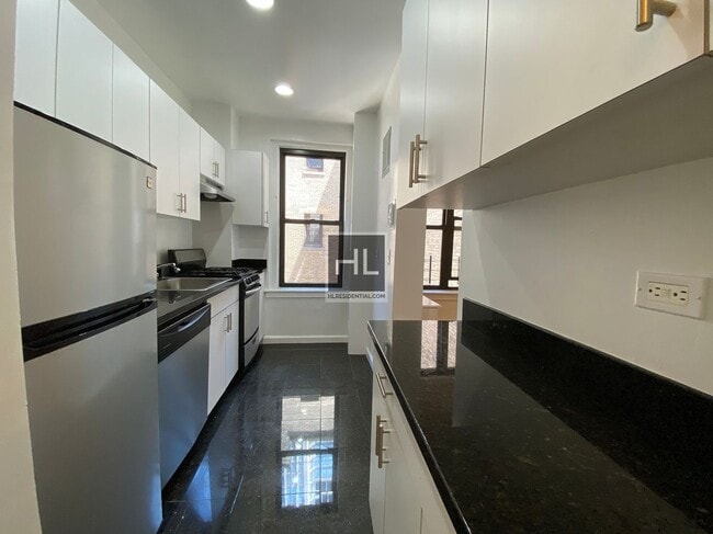 property at 140 W 55th St