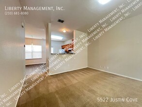 5522 Justin Cove in San Antonio, TX - Foto de edificio - Building Photo