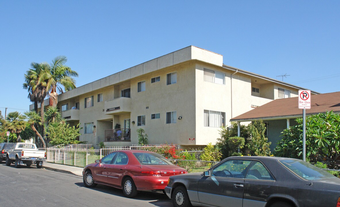 Chariton Apartments in Los Angeles, CA - Building Photo