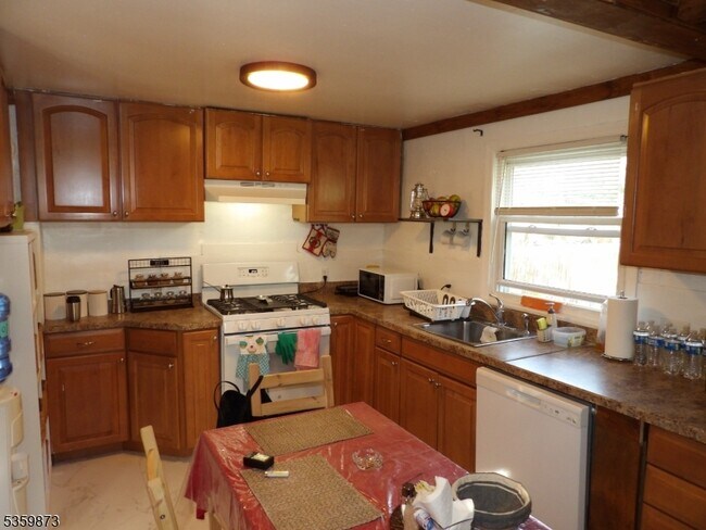 11 Walnut St in Pompton Lakes, NJ - Building Photo - Building Photo